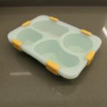 ⁦لانش بوكس بلاستيك مع ملعقة حجم 23.5×17.5 سم لون أخضر⁩ - الصورة ⁦5⁩