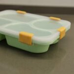 ⁦لانش بوكس بلاستيك مع ملعقة حجم 23.5×17.5 سم لون أخضر⁩ - الصورة ⁦6⁩