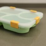 ⁦لانش بوكس بلاستيك مع ملعقة حجم 23.5×17.5 سم لون أخضر⁩ - الصورة ⁦7⁩