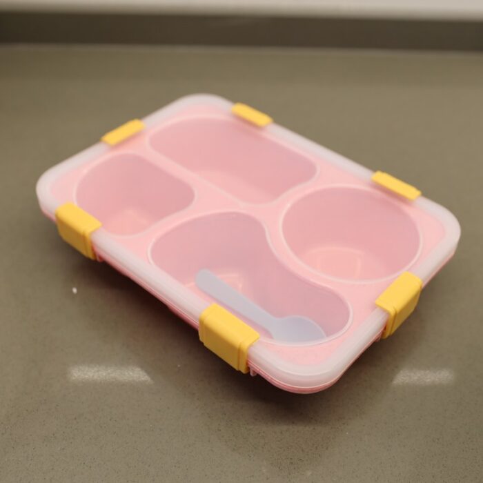 ⁦لانش بوكس بلاستيك مع ملعقة حجم 23.5×17.5 سم لون زهري⁩ - الصورة ⁦3⁩