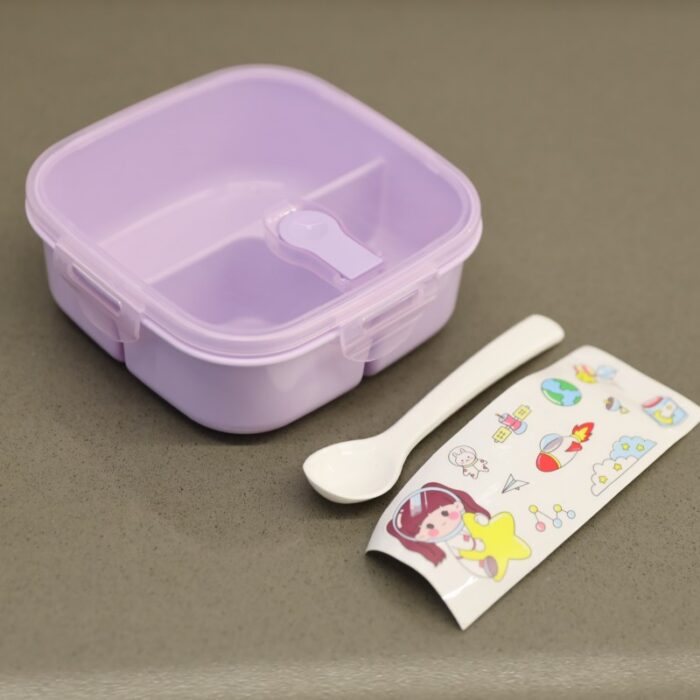 ⁦لانش بوكس بلاستيك مع ملعقة بتصميم مربع حجم 14.5×14.5 سم لون بنفسجي⁩ - الصورة ⁦3⁩