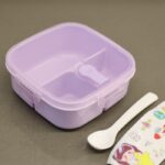 ⁦لانش بوكس بلاستيك مع ملعقة بتصميم مربع حجم 14.5×14.5 سم لون بنفسجي⁩ - الصورة ⁦4⁩