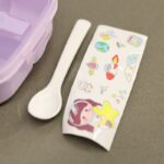 ⁦لانش بوكس بلاستيك مع ملعقة بتصميم مربع حجم 14.5×14.5 سم لون بنفسجي⁩ - الصورة ⁦5⁩