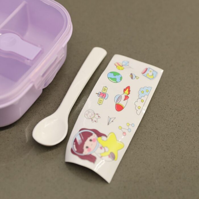 ⁦لانش بوكس بلاستيك مع ملعقة بتصميم مربع حجم 14.5×14.5 سم لون بنفسجي⁩ - الصورة ⁦6⁩