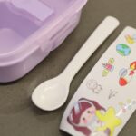 ⁦لانش بوكس بلاستيك مع ملعقة بتصميم مربع حجم 14.5×14.5 سم لون بنفسجي⁩ - الصورة ⁦7⁩