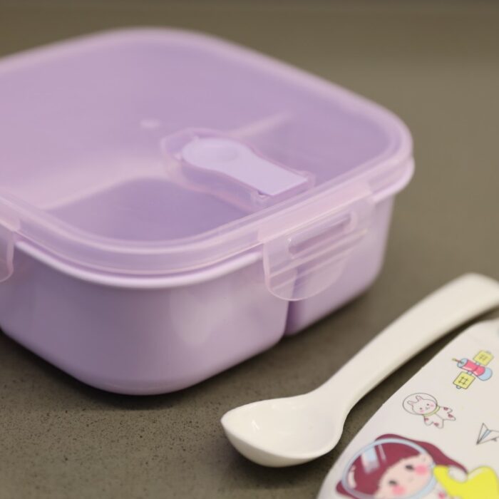 ⁦لانش بوكس بلاستيك مع ملعقة بتصميم مربع حجم 14.5×14.5 سم لون بنفسجي⁩ - الصورة ⁦9⁩