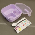 ⁦لانش بوكس بلاستيك مع ملعقة بتصميم مربع حجم 14.5×14.5 سم لون بنفسجي⁩ - الصورة ⁦12⁩