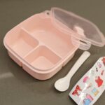 لانش بوكس بلاستيك مع ملعقة بتصميم مربع حجم 14.5×14.5 سم لون زهري