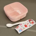 ⁦لانش بوكس بلاستيك مع ملعقة بتصميم مربع حجم 14.5×14.5 سم لون زهري⁩ - الصورة ⁦3⁩