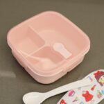 ⁦لانش بوكس بلاستيك مع ملعقة بتصميم مربع حجم 14.5×14.5 سم لون زهري⁩ - الصورة ⁦4⁩