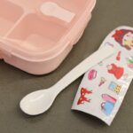 ⁦لانش بوكس بلاستيك مع ملعقة بتصميم مربع حجم 14.5×14.5 سم لون زهري⁩ - الصورة ⁦5⁩