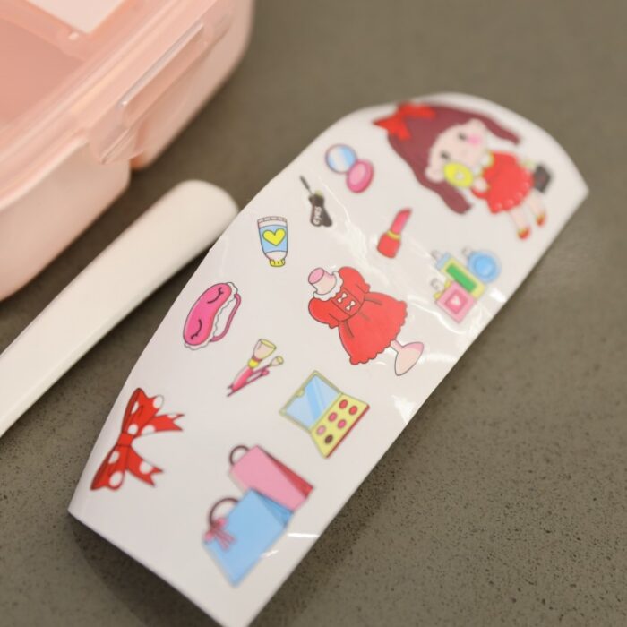 ⁦لانش بوكس بلاستيك مع ملعقة بتصميم مربع حجم 14.5×14.5 سم لون زهري⁩ - الصورة ⁦6⁩