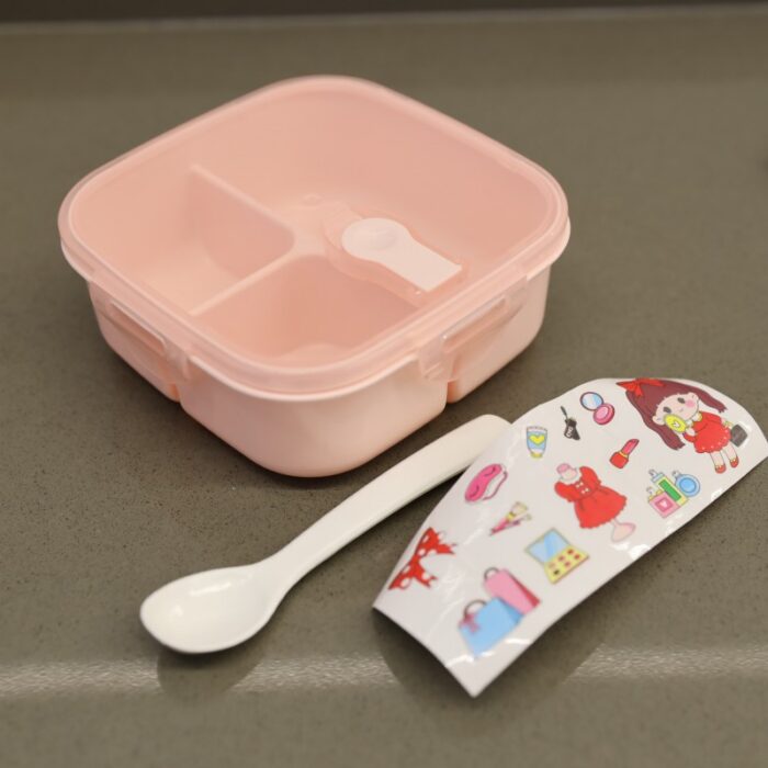 ⁦لانش بوكس بلاستيك مع ملعقة بتصميم مربع حجم 14.5×14.5 سم لون زهري⁩ - الصورة ⁦7⁩