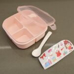 ⁦لانش بوكس بلاستيك مع ملعقة بتصميم مربع حجم 14.5×14.5 سم لون زهري⁩ - الصورة ⁦8⁩