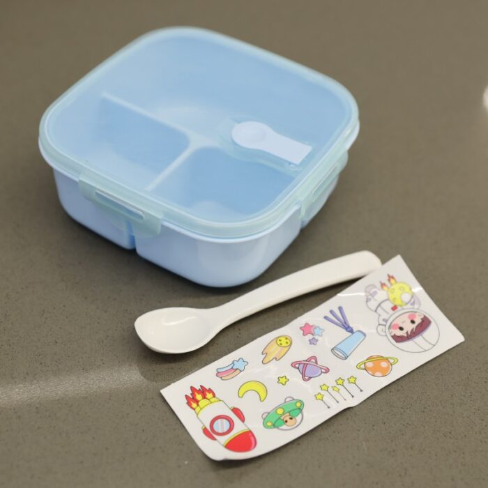 ⁦لانش بوكس بلاستيك مع ملعقة بتصميم مربع حجم 14.5×14.5 سم لون أزرق⁩ - الصورة ⁦2⁩