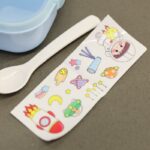 ⁦لانش بوكس بلاستيك مع ملعقة بتصميم مربع حجم 14.5×14.5 سم لون أزرق⁩ - الصورة ⁦3⁩