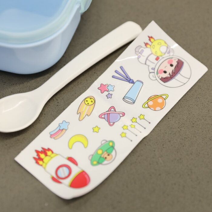 ⁦لانش بوكس بلاستيك مع ملعقة بتصميم مربع حجم 14.5×14.5 سم لون أزرق⁩ - الصورة ⁦3⁩