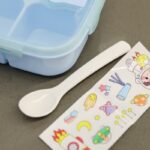 ⁦لانش بوكس بلاستيك مع ملعقة بتصميم مربع حجم 14.5×14.5 سم لون أزرق⁩ - الصورة ⁦4⁩