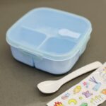 ⁦لانش بوكس بلاستيك مع ملعقة بتصميم مربع حجم 14.5×14.5 سم لون أزرق⁩ - الصورة ⁦5⁩