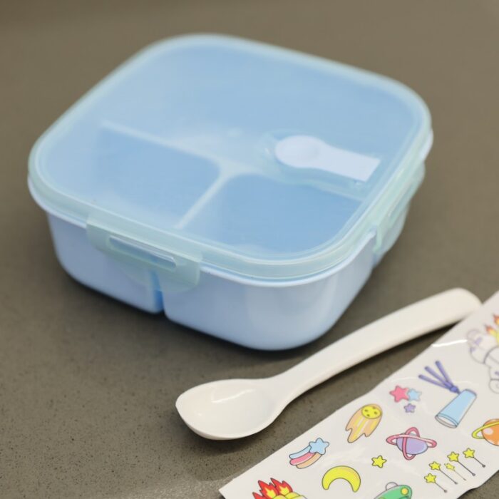 ⁦لانش بوكس بلاستيك مع ملعقة بتصميم مربع حجم 14.5×14.5 سم لون أزرق⁩ - الصورة ⁦5⁩