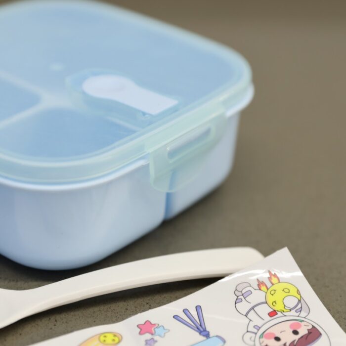 ⁦لانش بوكس بلاستيك مع ملعقة بتصميم مربع حجم 14.5×14.5 سم لون أزرق⁩ - الصورة ⁦9⁩