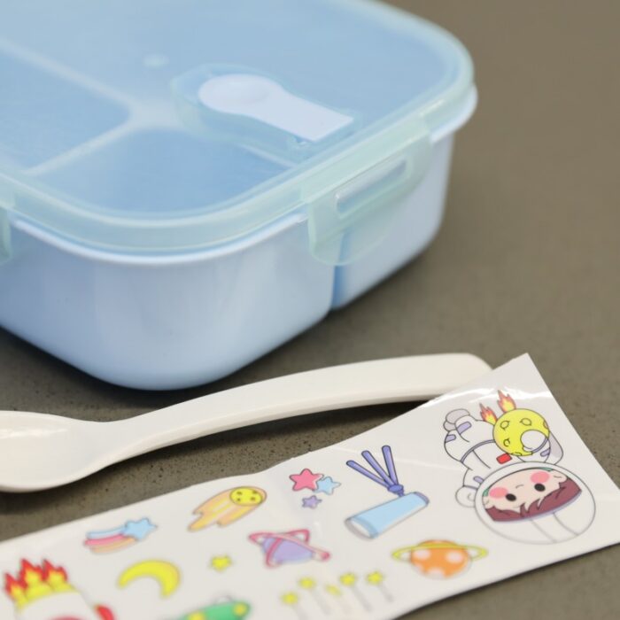 ⁦لانش بوكس بلاستيك مع ملعقة بتصميم مربع حجم 14.5×14.5 سم لون أزرق⁩ - الصورة ⁦10⁩