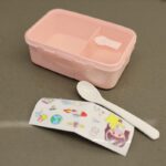 ⁦لانش بوكس بلاستيك مع ملعقة حجم 16.5×11 سم لون زهري⁩ - الصورة ⁦4⁩