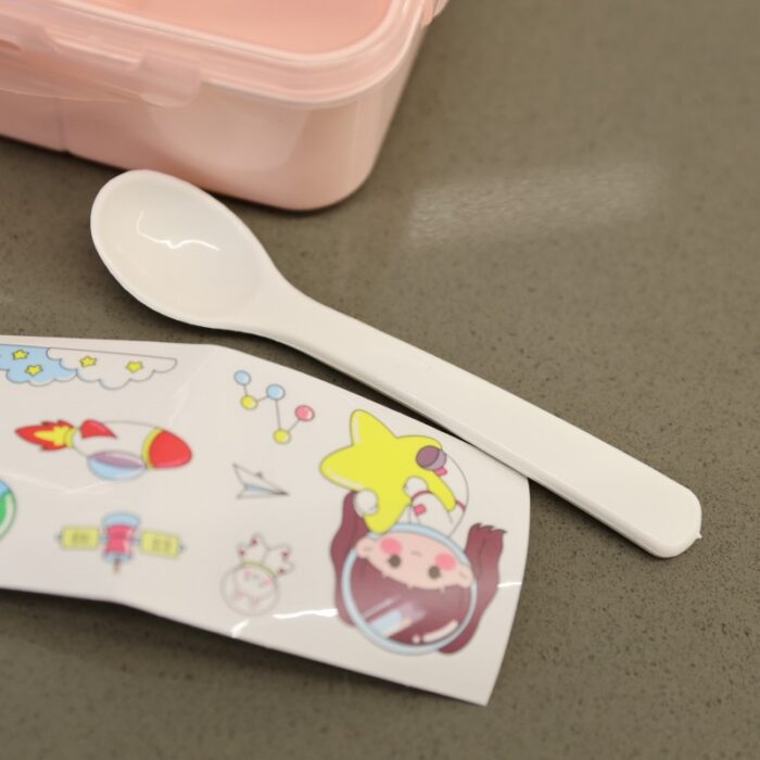 ⁦لانش بوكس بلاستيك مع ملعقة حجم 16.5×11 سم لون زهري⁩ - الصورة ⁦5⁩