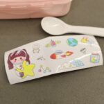 ⁦لانش بوكس بلاستيك مع ملعقة حجم 16.5×11 سم لون زهري⁩ - الصورة ⁦6⁩