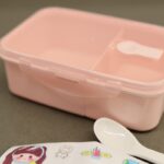 ⁦لانش بوكس بلاستيك مع ملعقة حجم 16.5×11 سم لون زهري⁩ - الصورة ⁦9⁩