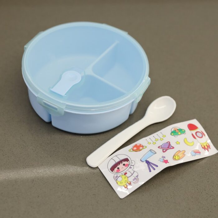 ⁦لانش بوكس بلاستيك مع ملعقة بتصميم دائري قطر 15 سم لون أزرق⁩ - الصورة ⁦3⁩