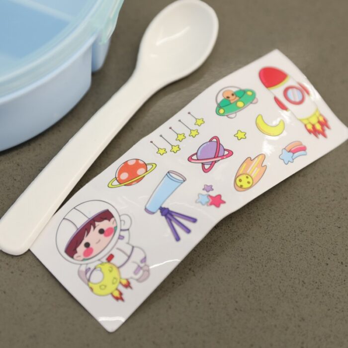 ⁦لانش بوكس بلاستيك مع ملعقة بتصميم دائري قطر 15 سم لون أزرق⁩ - الصورة ⁦5⁩