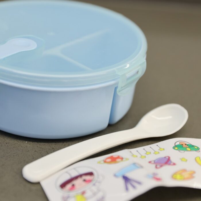 ⁦لانش بوكس بلاستيك مع ملعقة بتصميم دائري قطر 15 سم لون أزرق⁩ - الصورة ⁦6⁩