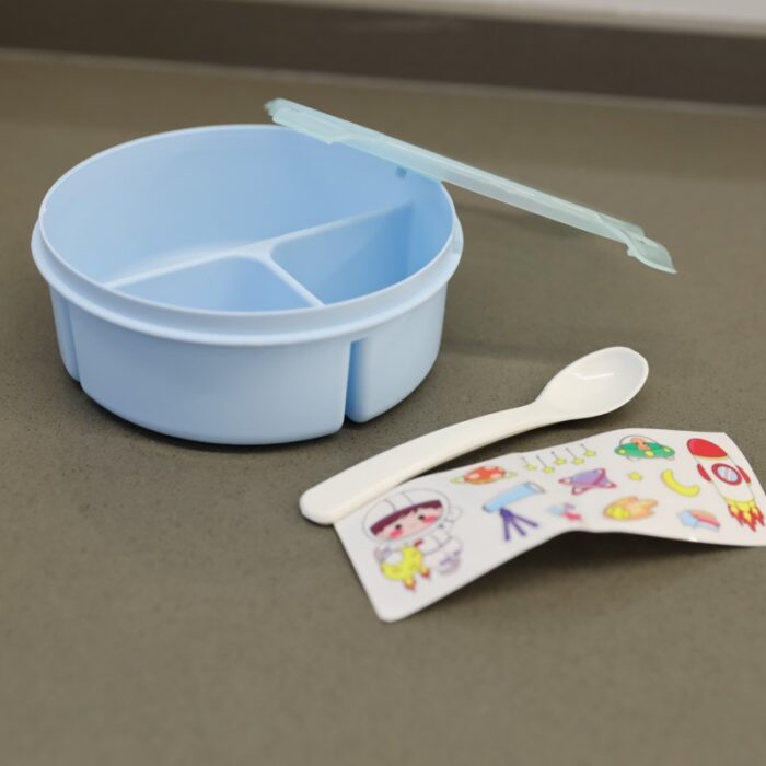 ⁦لانش بوكس بلاستيك مع ملعقة بتصميم دائري قطر 15 سم لون أزرق⁩ - الصورة ⁦10⁩