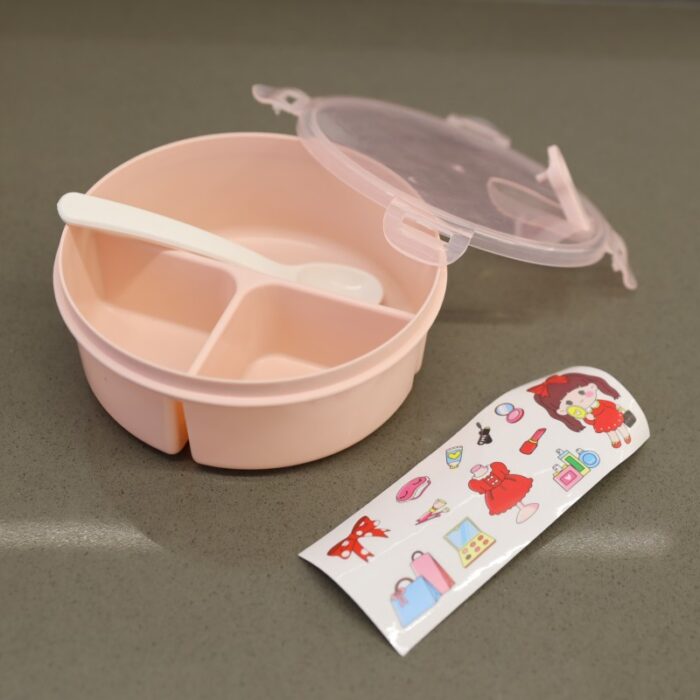 ⁦لانش بوكس بلاستيك مع ملعقة بتصميم دائري قطر 15 سم لون زهري⁩ - الصورة ⁦4⁩