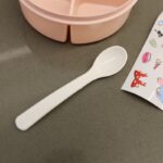 ⁦لانش بوكس بلاستيك مع ملعقة بتصميم دائري قطر 15 سم لون زهري⁩ - الصورة ⁦6⁩