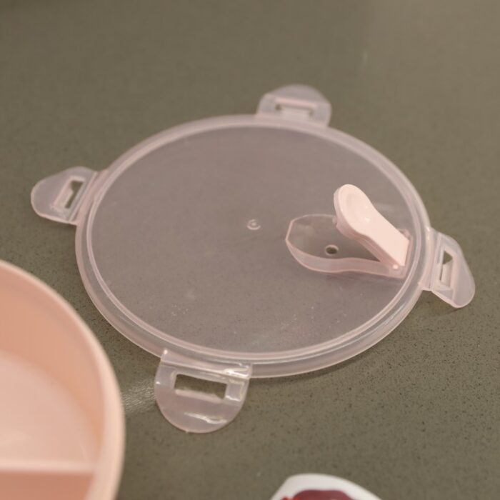 ⁦لانش بوكس بلاستيك مع ملعقة بتصميم دائري قطر 15 سم لون زهري⁩ - الصورة ⁦8⁩