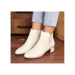 جزمة مع كعب للنساء لون اوف وايت من Sami Boutique