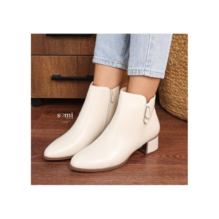 1033753266_67dc725d26c18 جزمة مع كعب للنساء لون اوف وايت من Sami Boutique - الصورة 1