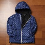 سترة شتوية بطاقية للأطفال لون كحلي برسومات قلب أبيض