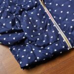 ⁦سترة شتوية بطاقية للأطفال لون كحلي برسومات قلب أبيض⁩ - الصورة ⁦2⁩