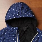 ⁦سترة شتوية بطاقية للأطفال لون كحلي برسومات قلب أبيض⁩ - الصورة ⁦3⁩