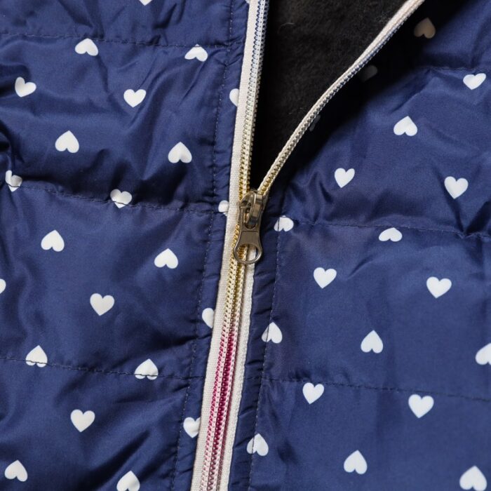 ⁦سترة شتوية بطاقية للأطفال لون كحلي برسومات قلب أبيض⁩ - الصورة ⁦4⁩