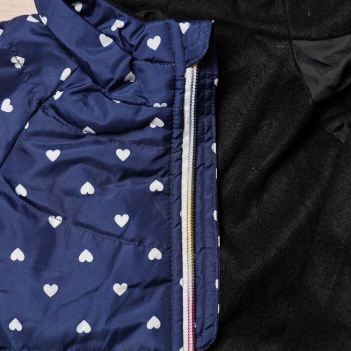 ⁦سترة شتوية بطاقية للأطفال لون كحلي برسومات قلب أبيض⁩ - الصورة ⁦5⁩