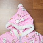 ⁦سترة شتوية مبطنة فرو بطاقية للأطفال لون زهري برسومات ارنب⁩ - الصورة ⁦2⁩