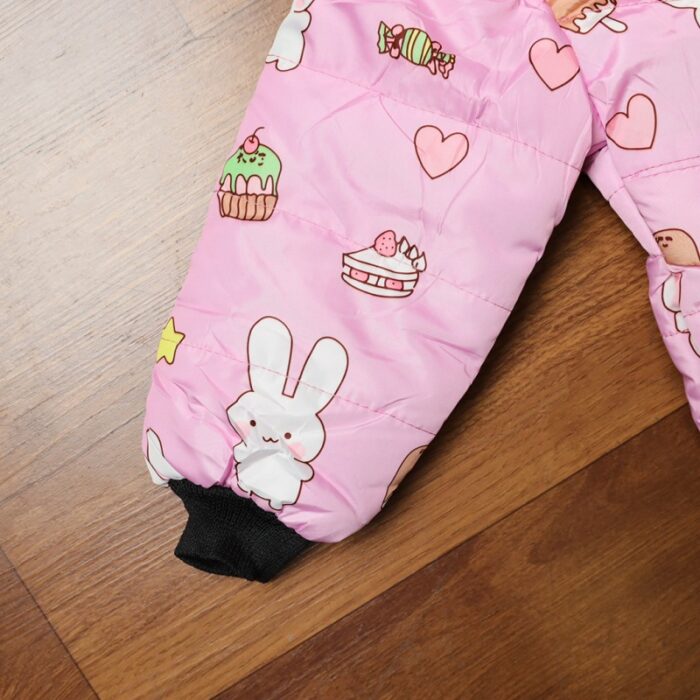 ⁦سترة شتوية مبطنة فرو بطاقية للأطفال لون زهري برسومات ارنب⁩ - الصورة ⁦3⁩