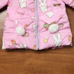 ⁦سترة شتوية مبطنة فرو بطاقية للأطفال لون زهري برسومات ارنب⁩ - الصورة ⁦4⁩