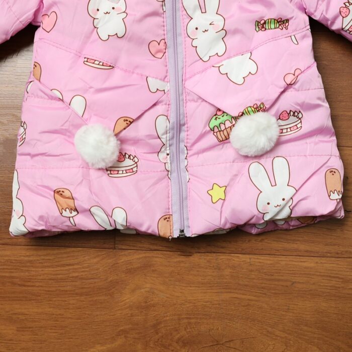 ⁦سترة شتوية مبطنة فرو بطاقية للأطفال لون زهري برسومات ارنب⁩ - الصورة ⁦4⁩