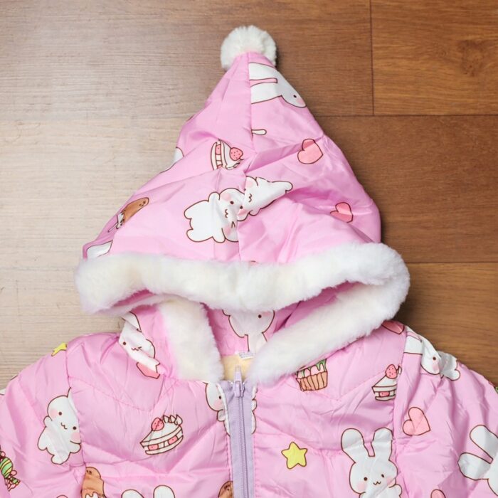 ⁦سترة شتوية مبطنة فرو بطاقية للأطفال لون زهري برسومات ارنب⁩ - الصورة ⁦5⁩
