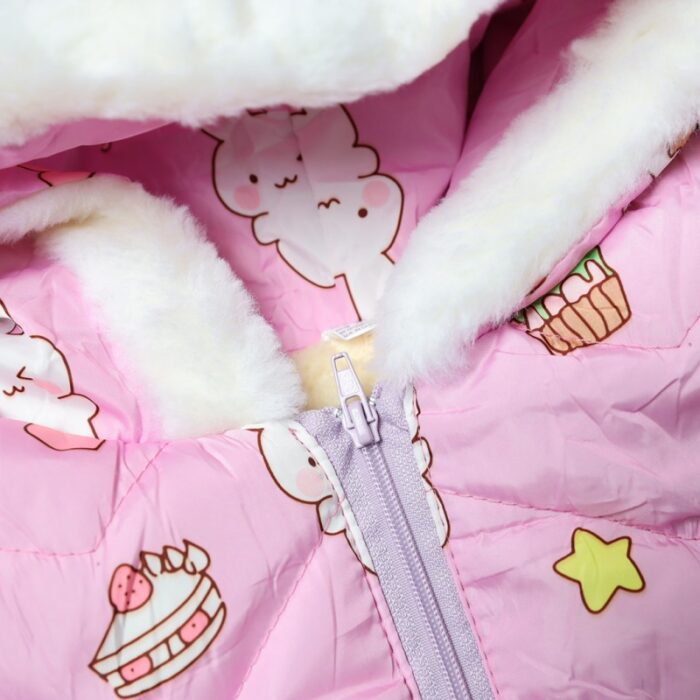 ⁦سترة شتوية مبطنة فرو بطاقية للأطفال لون زهري برسومات ارنب⁩ - الصورة ⁦6⁩